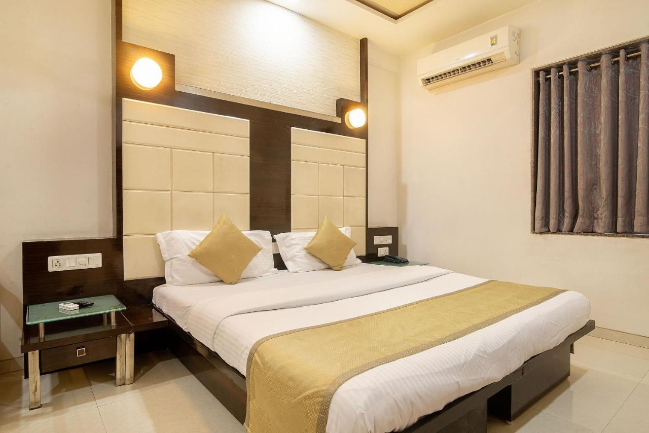 Hotel Satkar Surat Exterior photo