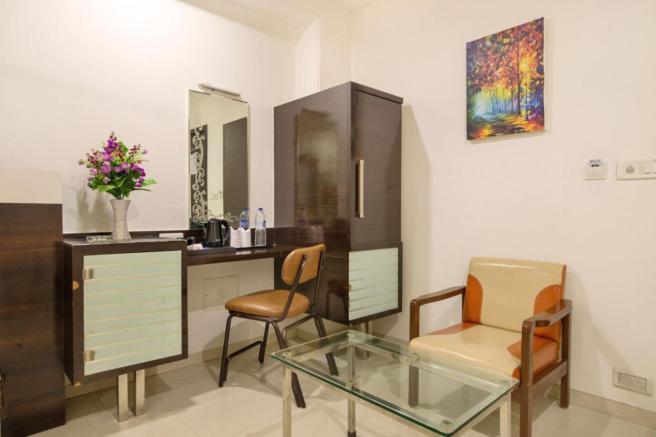 Hotel Satkar Surat Exterior photo