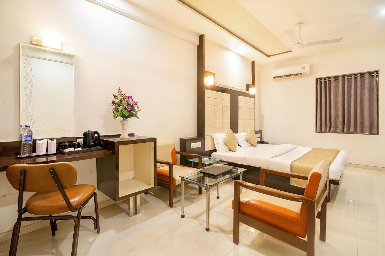 Hotel Satkar Surat Exterior photo