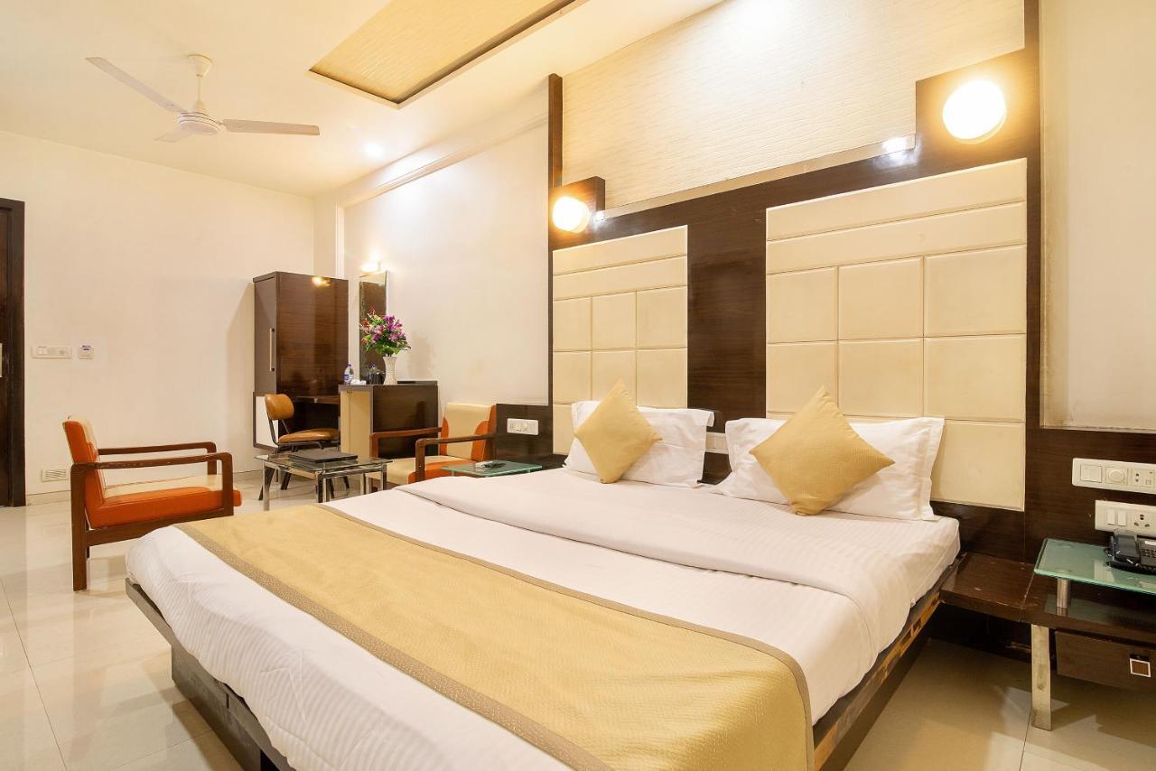 Hotel Satkar Surat Exterior photo
